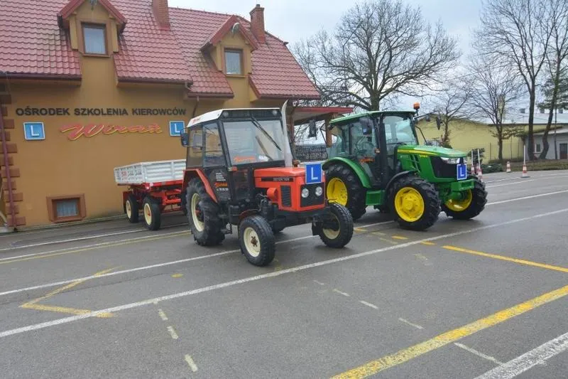 Czy na traktor potrzebne jest prawo jazdy? Sprawdź, co mówi prawo!