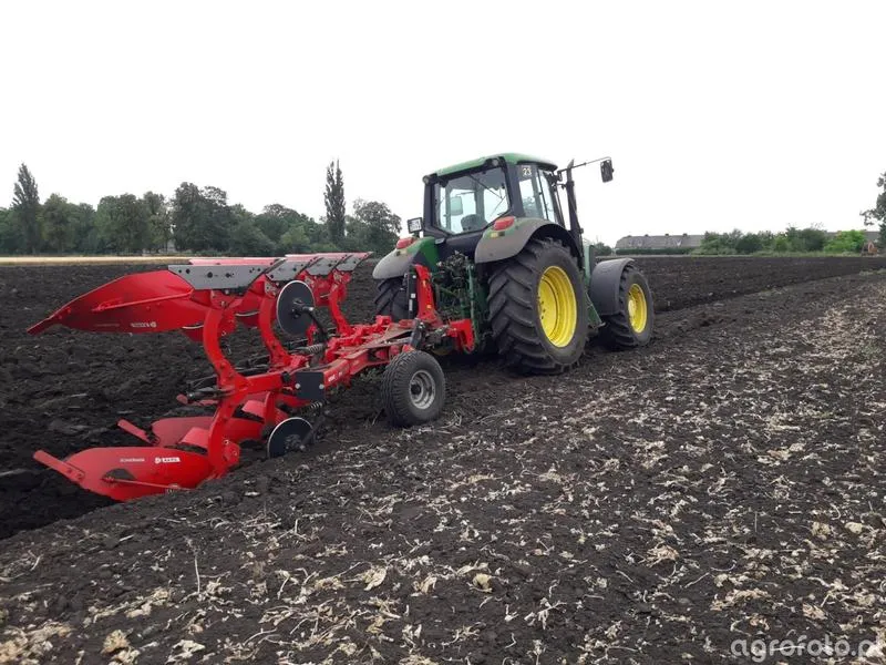 Jak wydajnie orać ziemię traktorem – praktyczne porady i sprawdzone metody