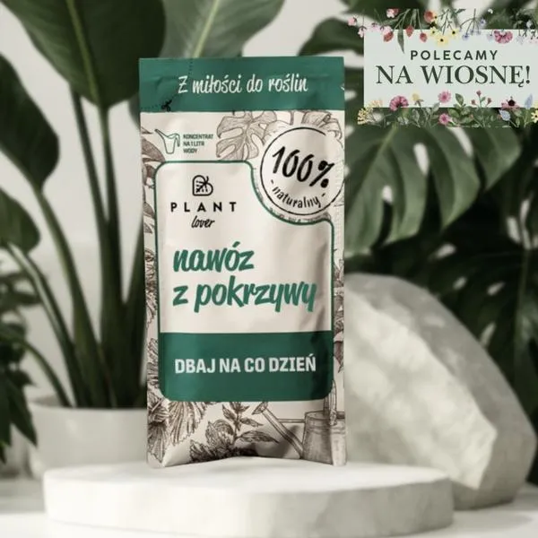 Podlewanie roślin nawozem